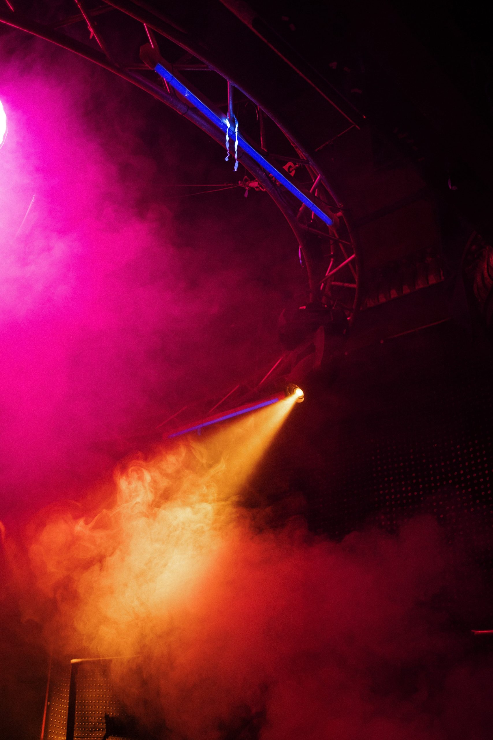 llums d'escenari de colors amb fum